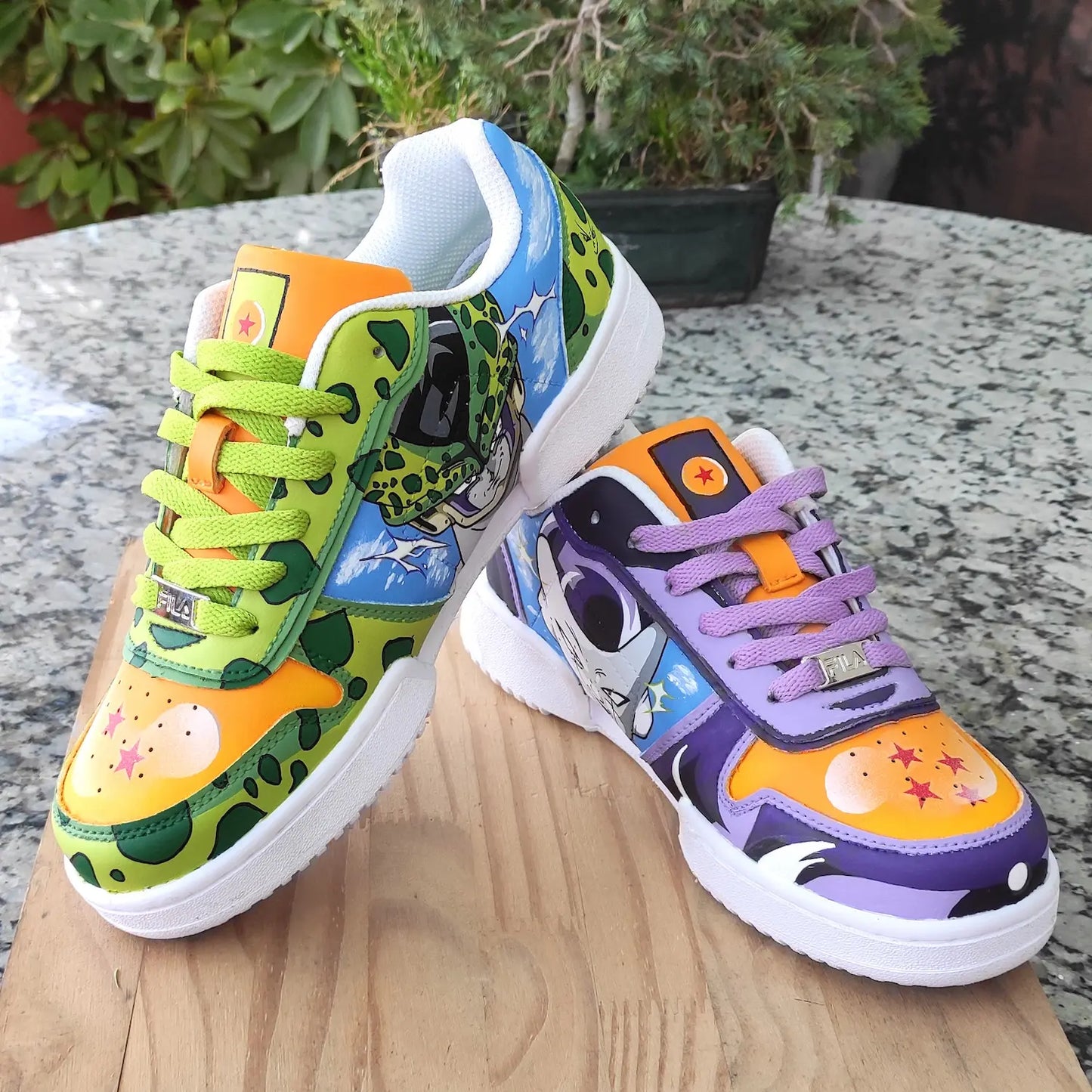 Zapatillas personalizadas a mano de Dragon Ball con Célula y Freezer.
