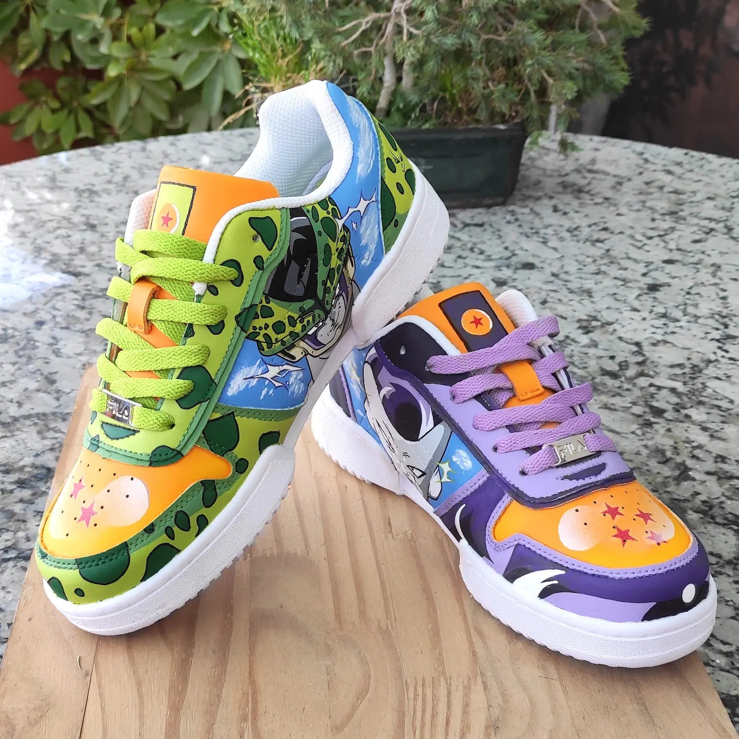 Zapatillas personalizadas a mano de Dragon Ball con Célula y Freezer.