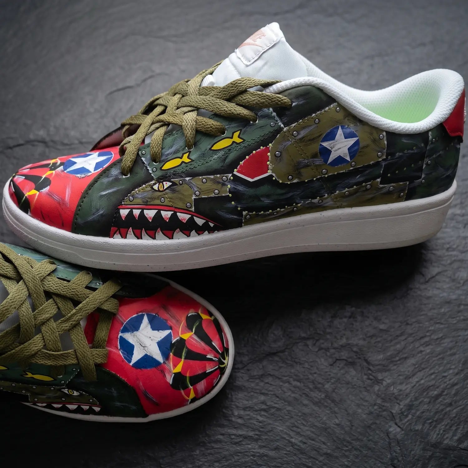 Zapatillas personalizadas de temática War Hawk, avión de guerra.