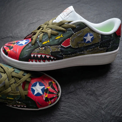 Zapatillas personalizadas de temática War Hawk, avión de guerra.
