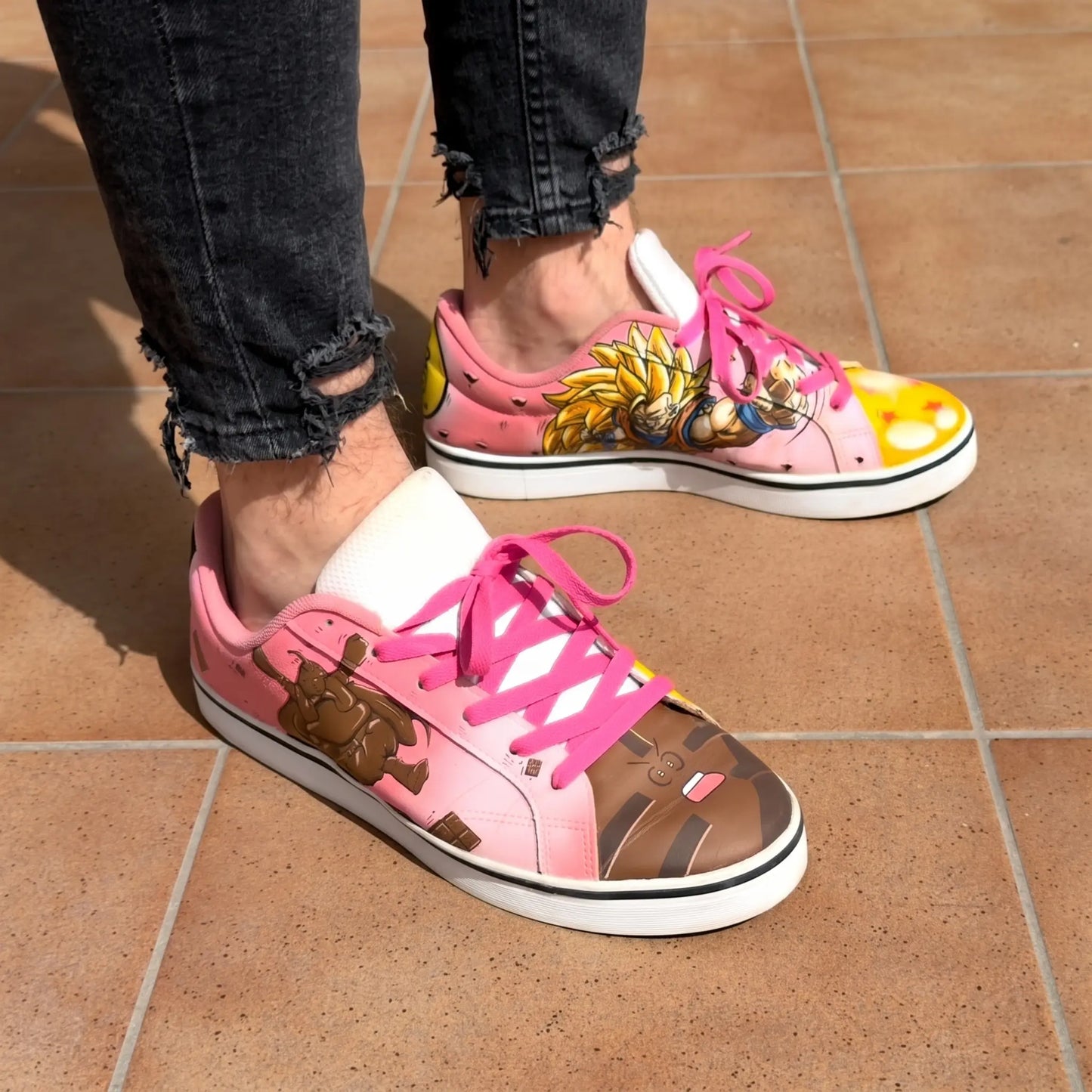 Zapatillas pintadas a mano personalizadas de Dragon Ball lucidas con unos pantalones vaqueros negros.