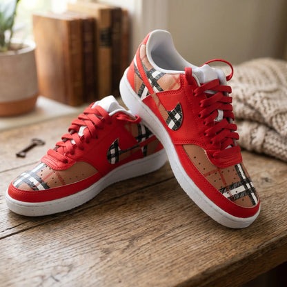 Zapatillas pintadas a mano por David Mateo imitando el tejido Burberry en rojo vivo.
